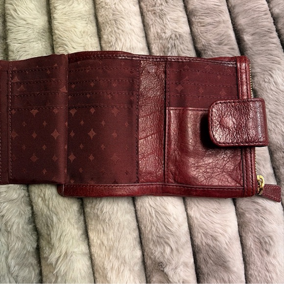 Vintage Fossil Emory Red Lamb Leather wallet clutch, multiple card, pocket. - Picture 3 of 6